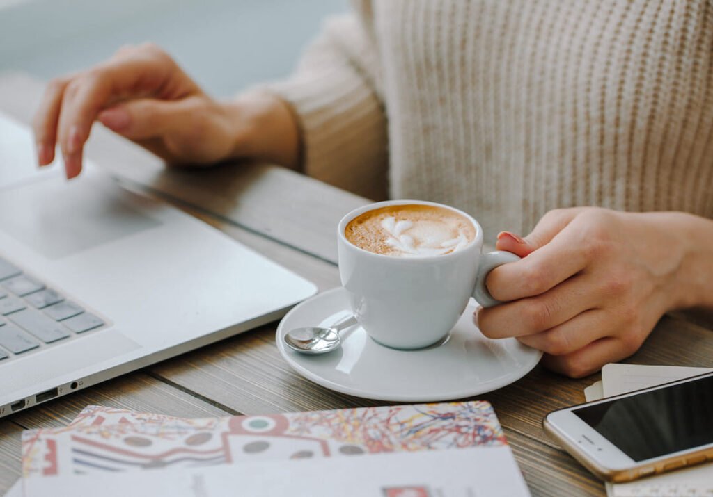 café y dientes amarillos