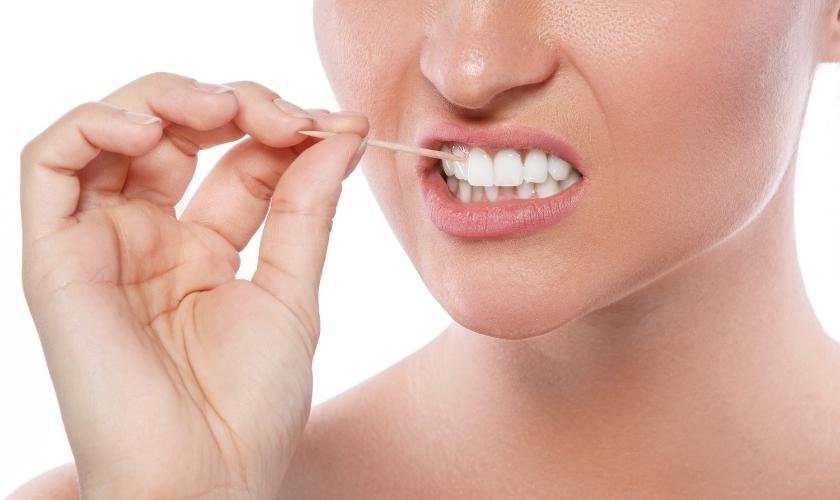 limpiar dientes con palillos