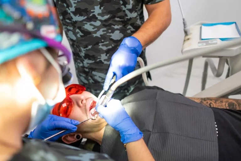 Todo lo que necesitas saber sobre el puente dental: tipos, cuidados y beneficios