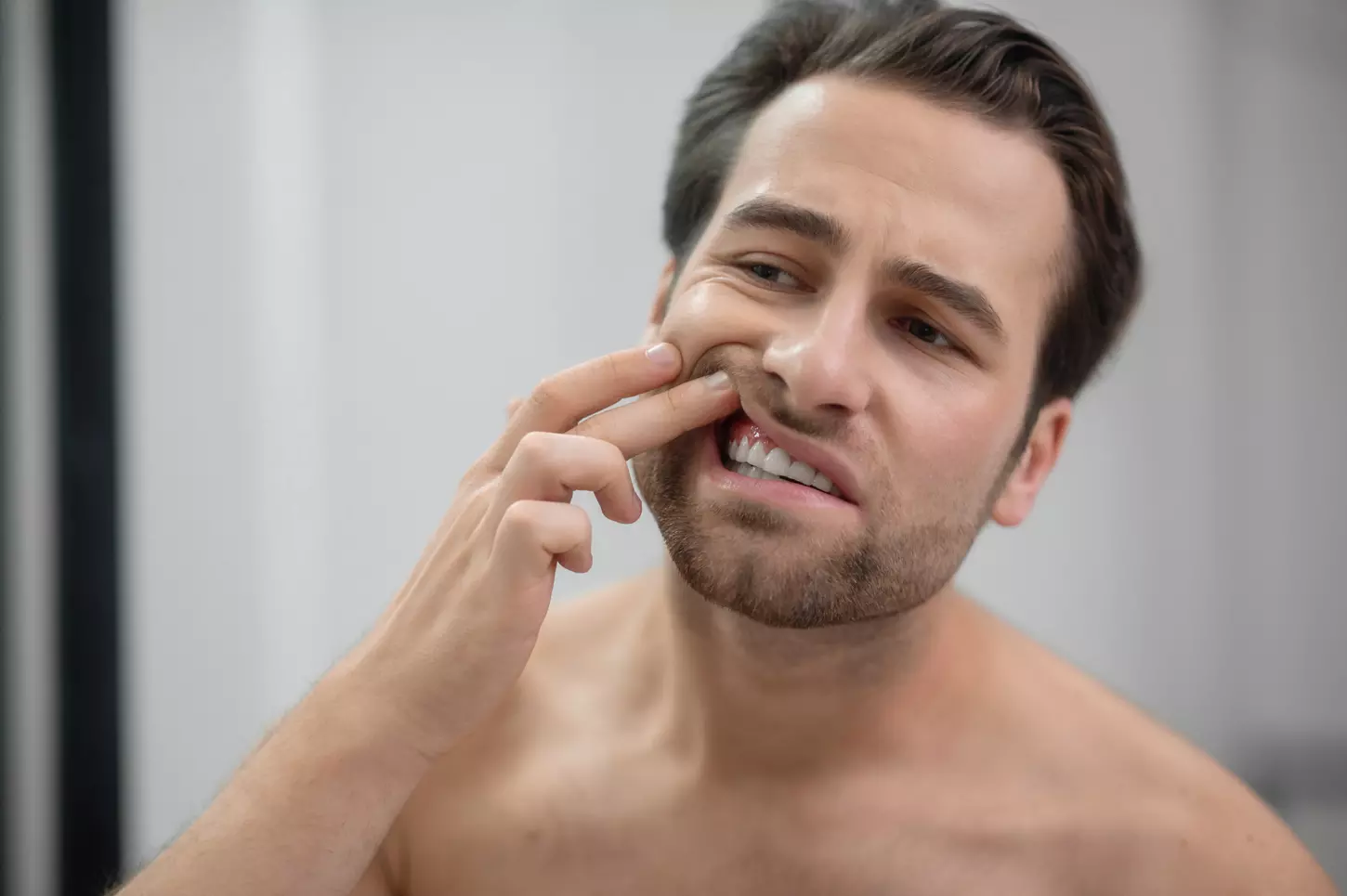 Paciente con sangrado de encías, síntoma de periodontitis