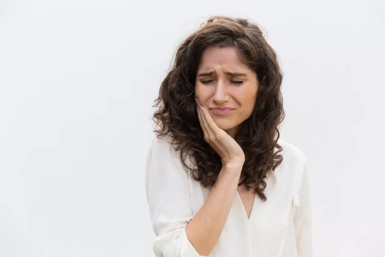 Dolor de dientes por nervios: Diferencias entre sensibilidad y otros tipos de dolor dental relacionado con el estrés