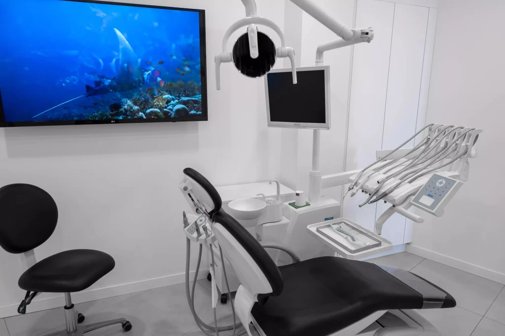 Gabinete dental con pantalla en la clínica de Adeje