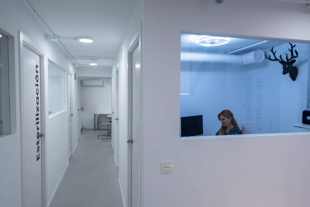Pasillo y recepción de la clínica dental en Adeje