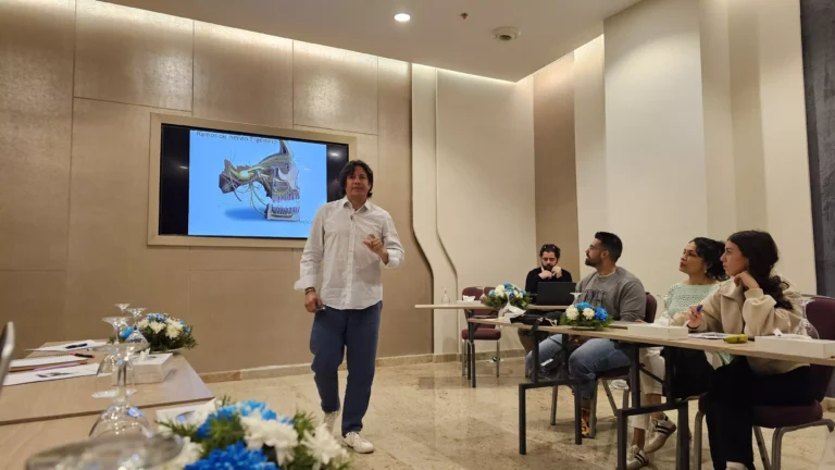 Nuestro Dr. Nelson se trae de Egipto lo último en cirugía dental avanzada