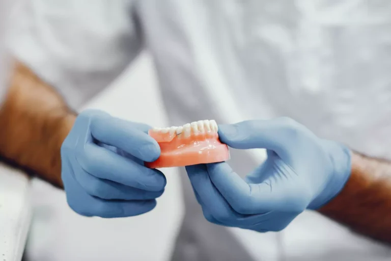 Prótesis dental removible con implantes: la solución ideal para tu sonrisa