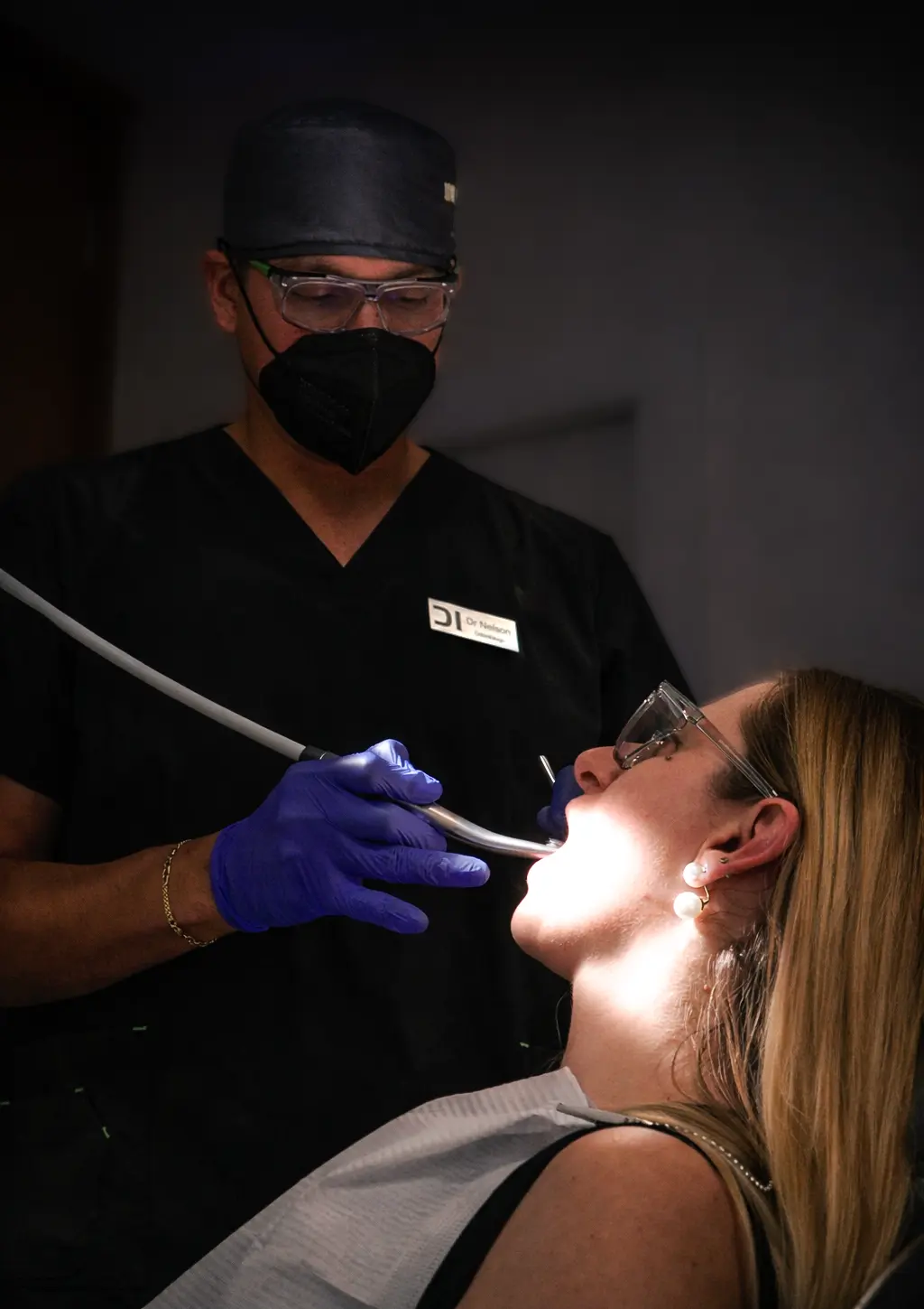 Equipo de Dental Internacional atendiendo a un paciente en Tenerife